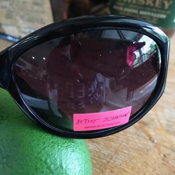 BETSEY JOHNSON Raven Gold Badged UV Sunglasses 38